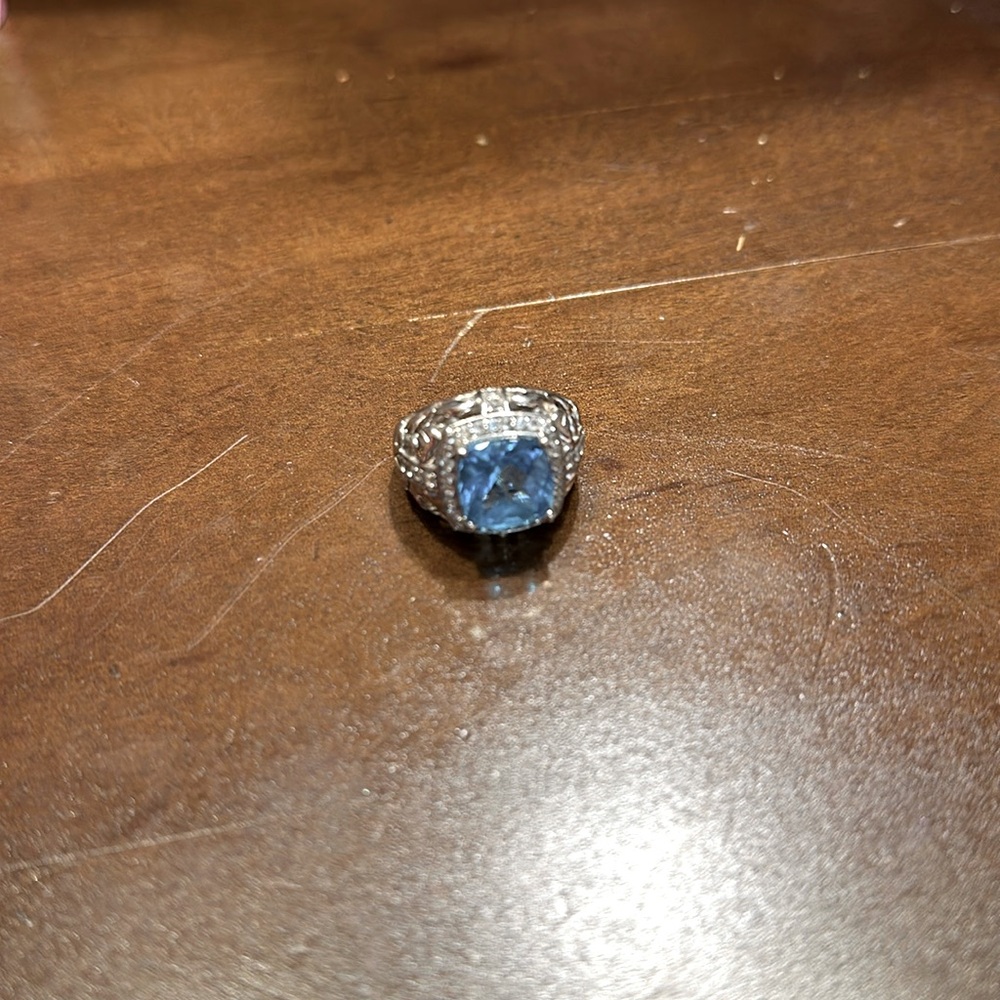 Gorgeous women’s ring 925 silver and has turquoise center stone